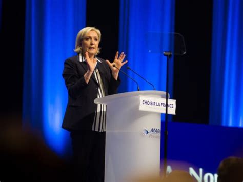 marine le pen nue|Un cliché WTF de Marine Le Pen seins nus refait surface, est